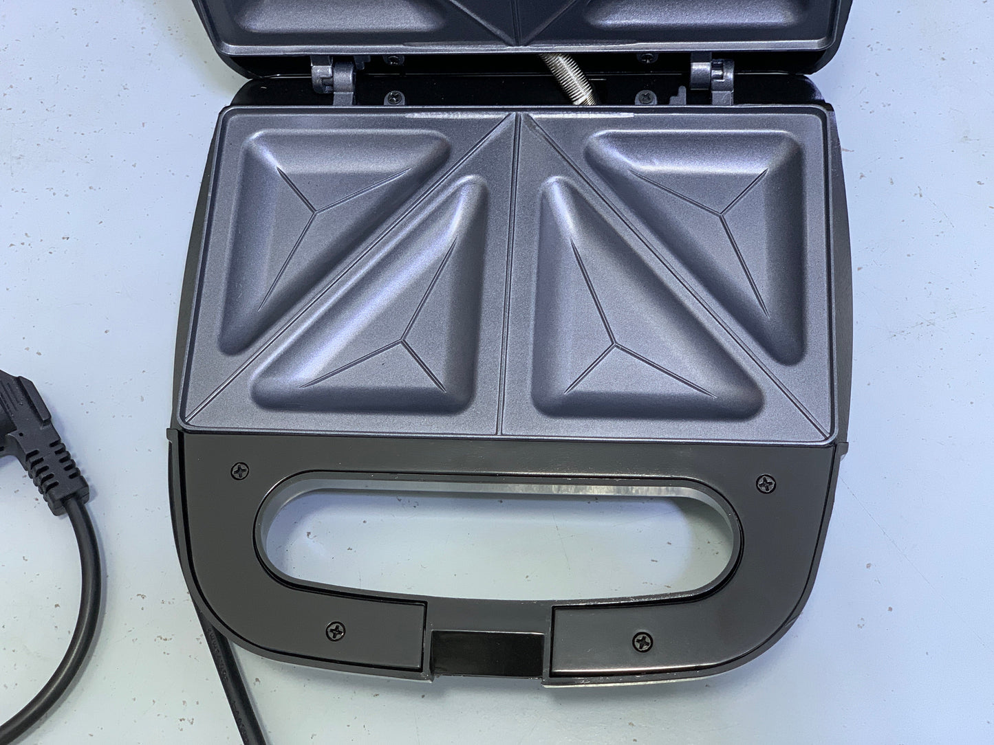 VITEK Sandwich maker 750w Cool touch Handles Model: VT-7147