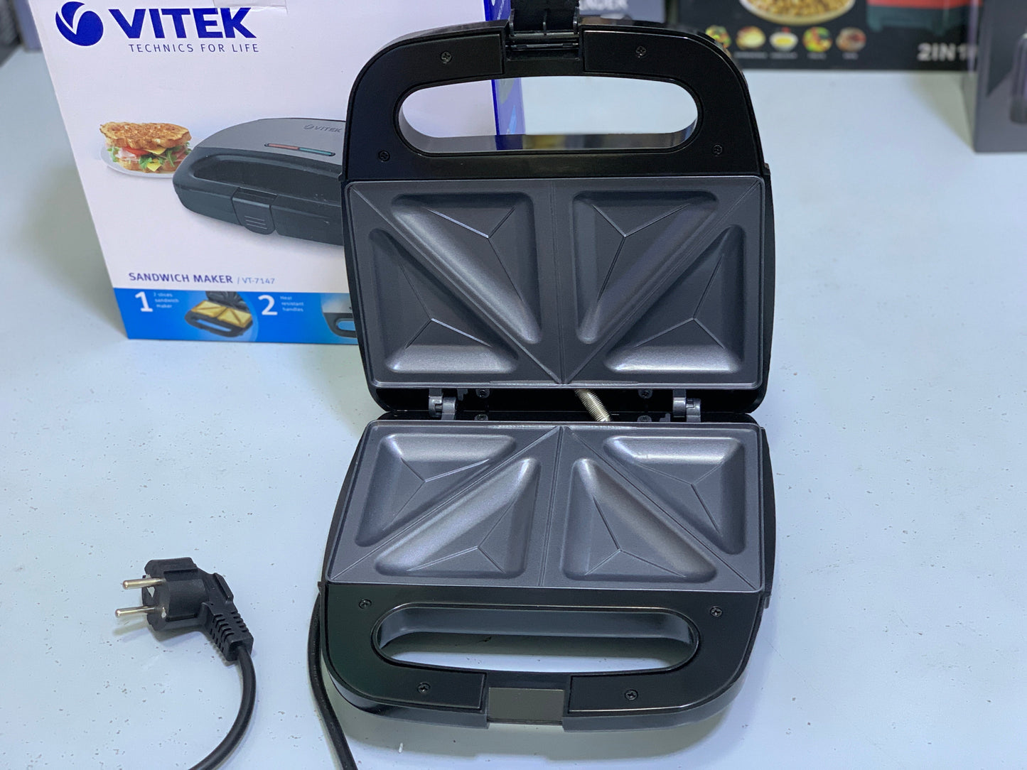 VITEK Sandwich maker 750w Cool touch Handles Model: VT-7147