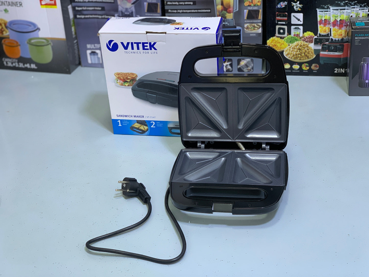 VITEK Sandwich maker 750w Cool touch Handles Model: VT-7147